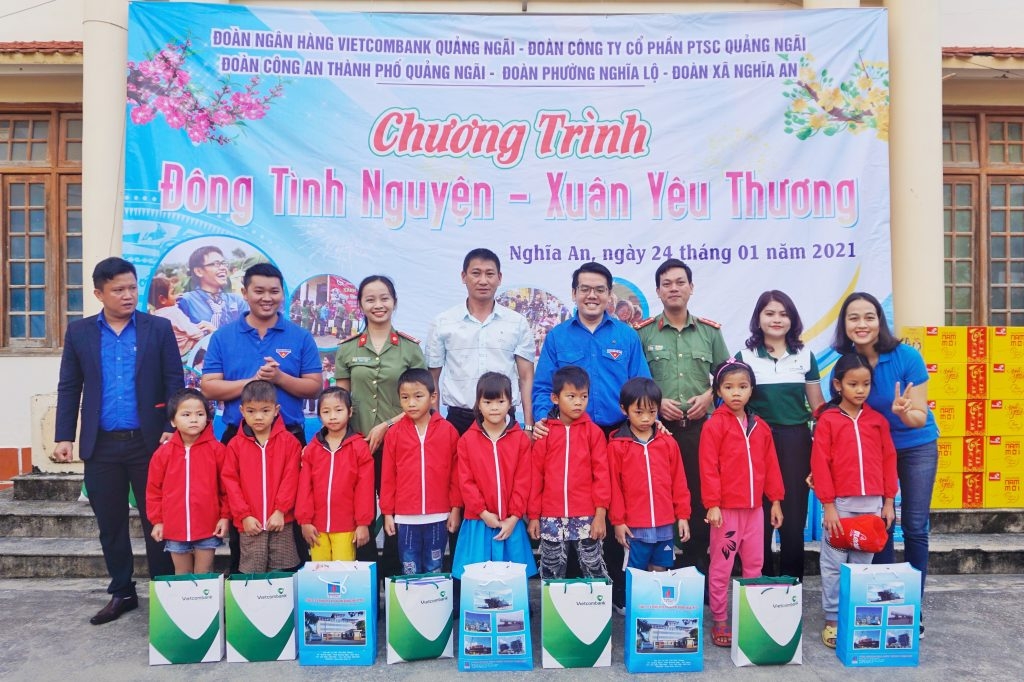 Trao quà tại xã 