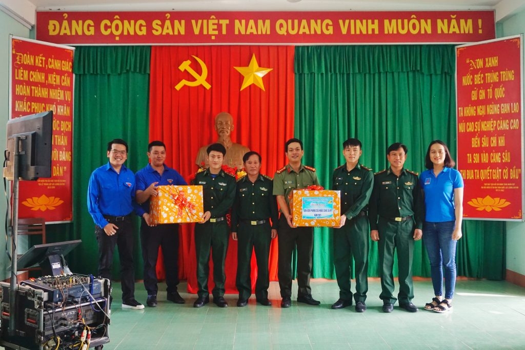 Trao quà cho các chiến sĩ biên phòng