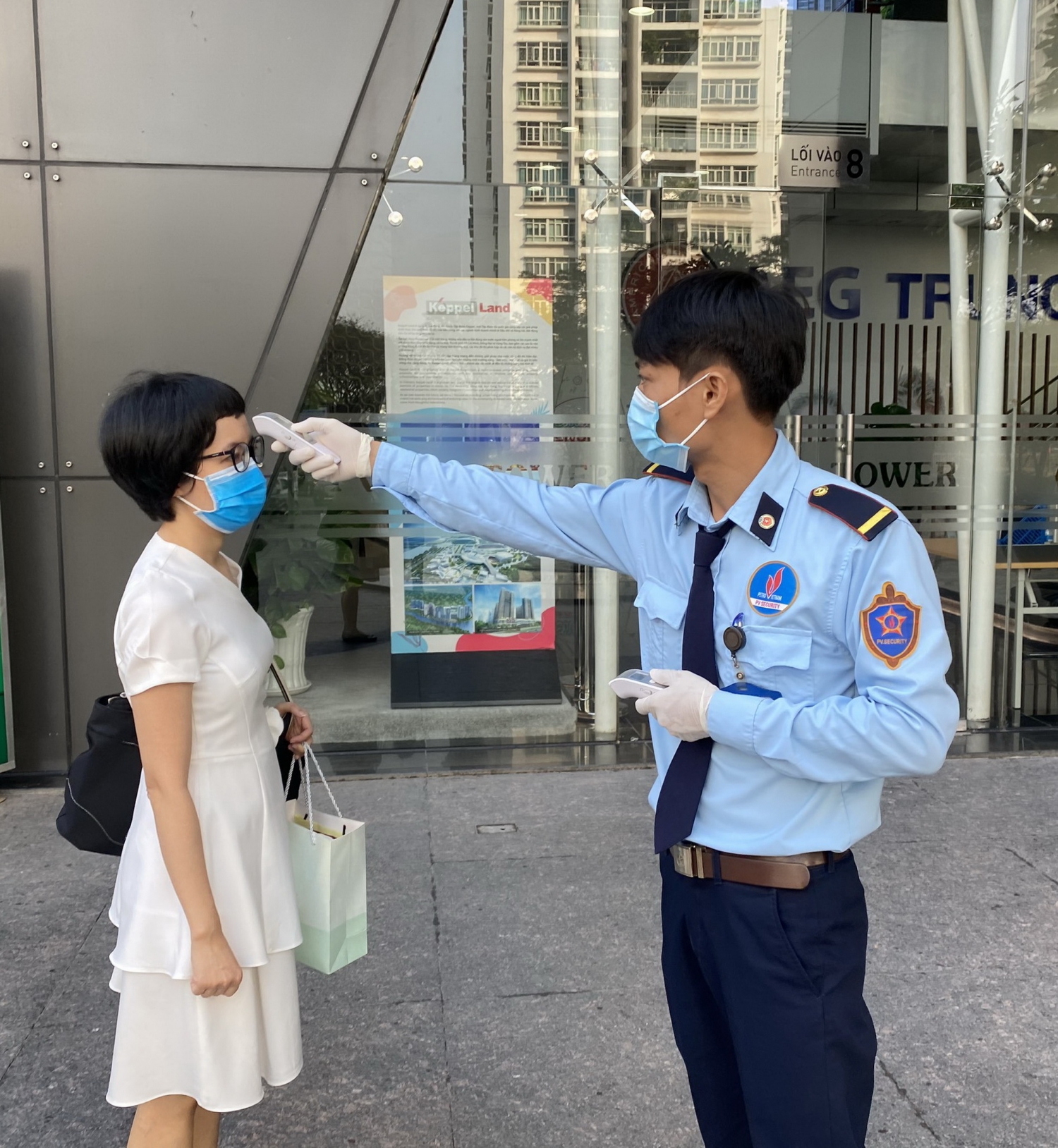 Đo thân nhiệt người lao động trước khi vào làm việc