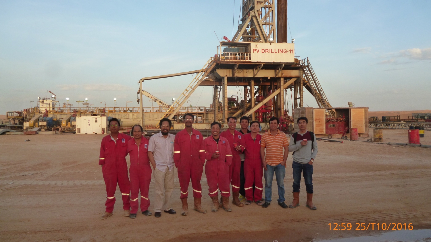 Anh Trọng cùng đồng nghiệp khi công tác tại Algeria