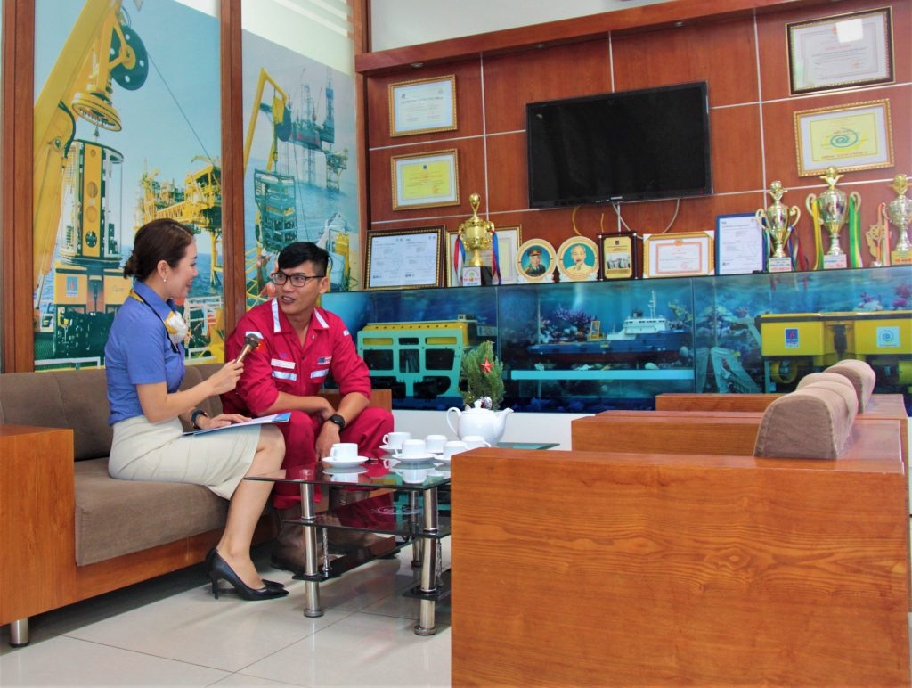 nh Lê Nguyễn Pháp và phóng viên Hải Yến  tại văn phòng và xưởng ROV