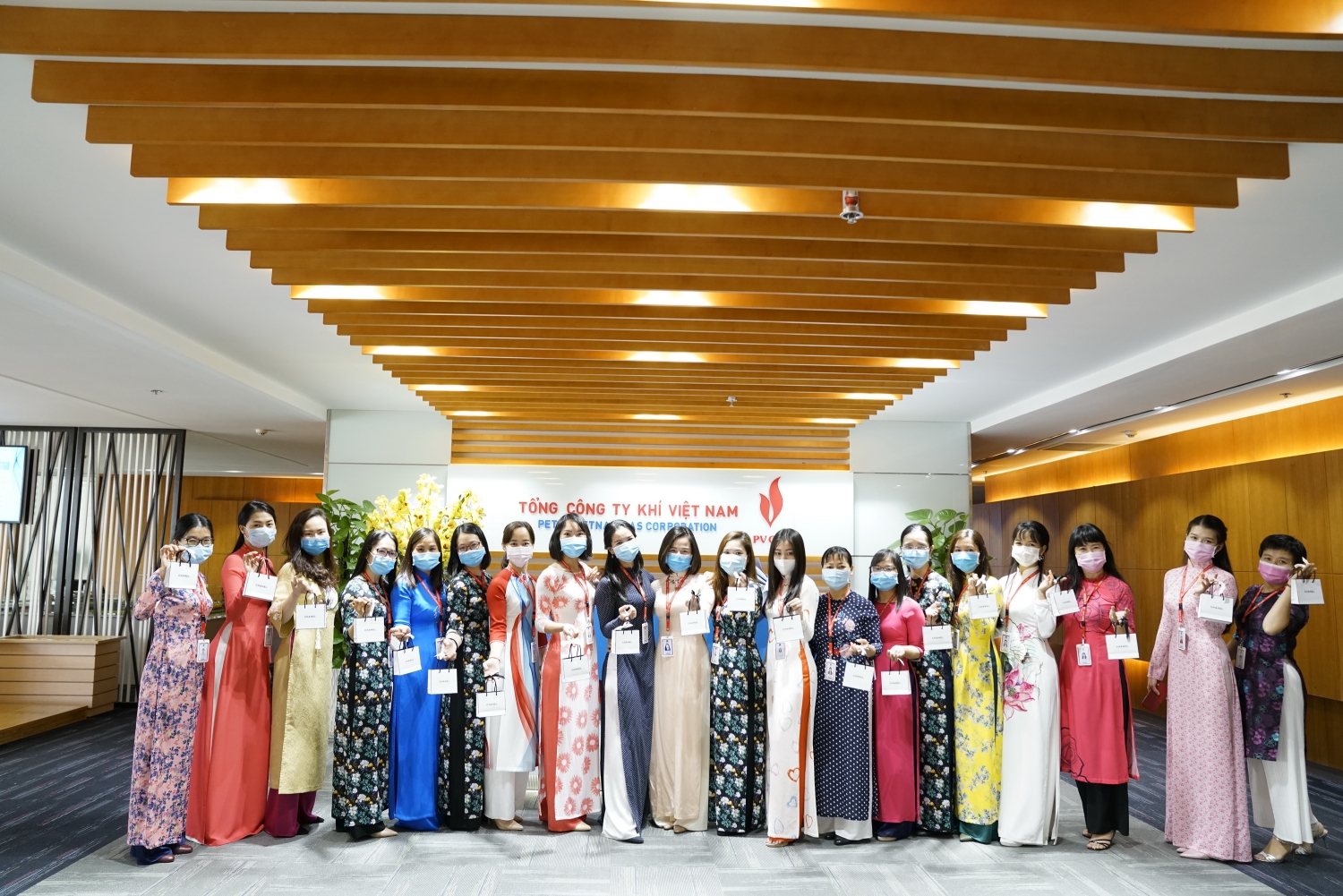 cong doan ban nu cong pv gas huong ung tuan le ao dai di san van hoa viet nam