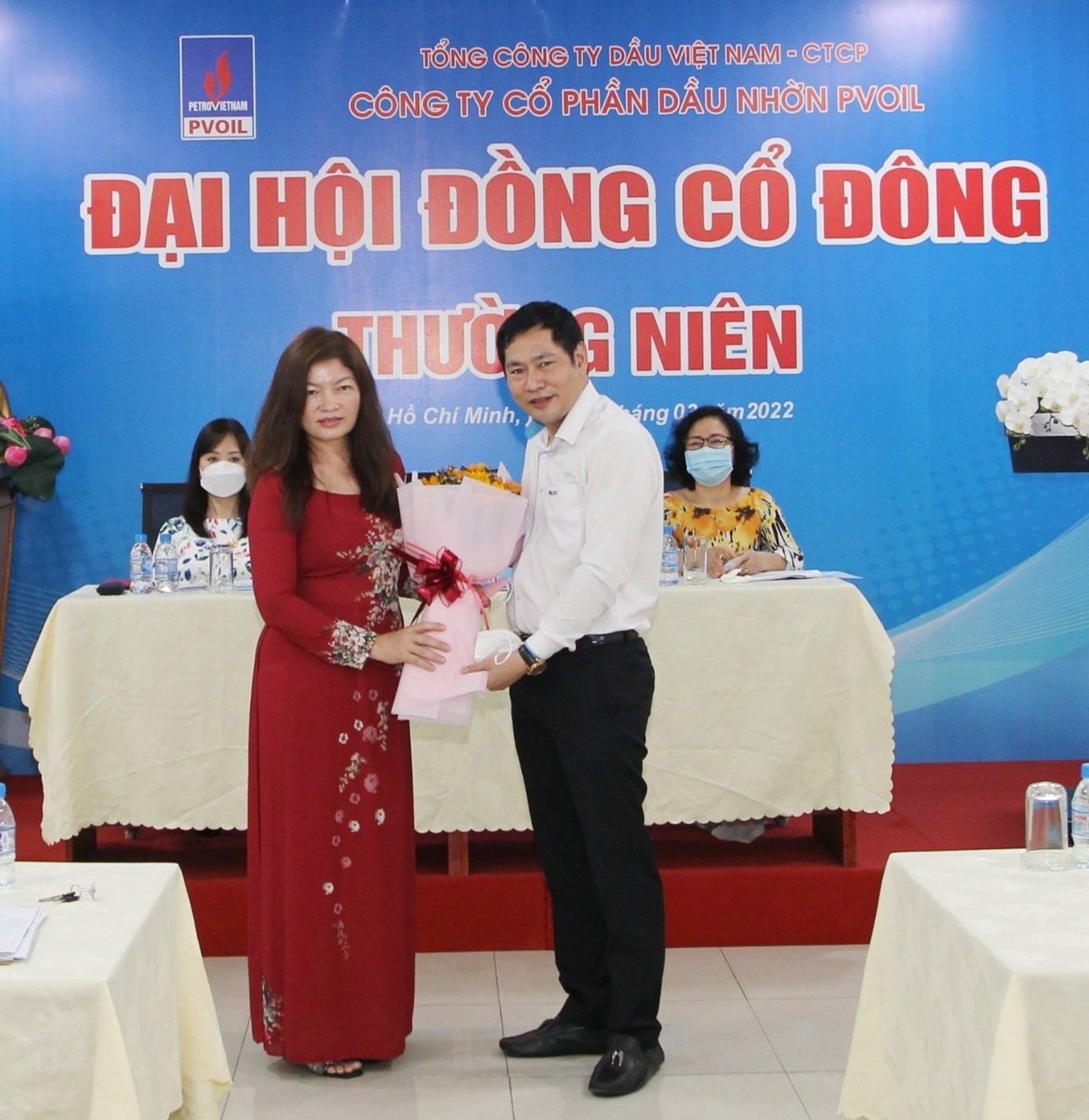 Ông Lê Văn Bách – UV HĐQT, Giám đốc Công ty tặng hoa chúc mừng bà Lê Thanh Thủy – Chủ tịch HĐQT Công ty