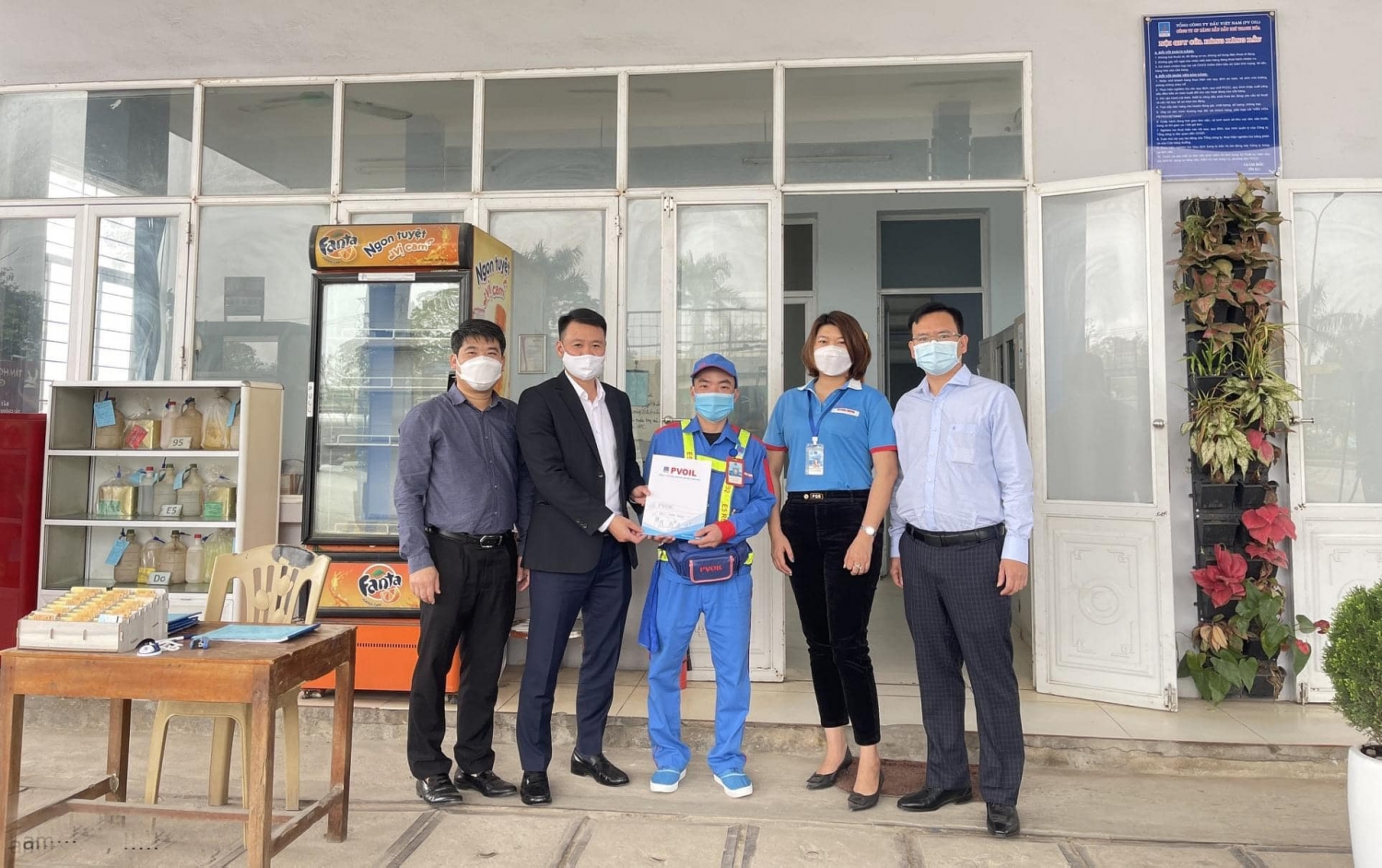khen thưởng nhân viên Đỗ Nam Ngọc, người đã kịp thời có hành động dập tắt đám cháy