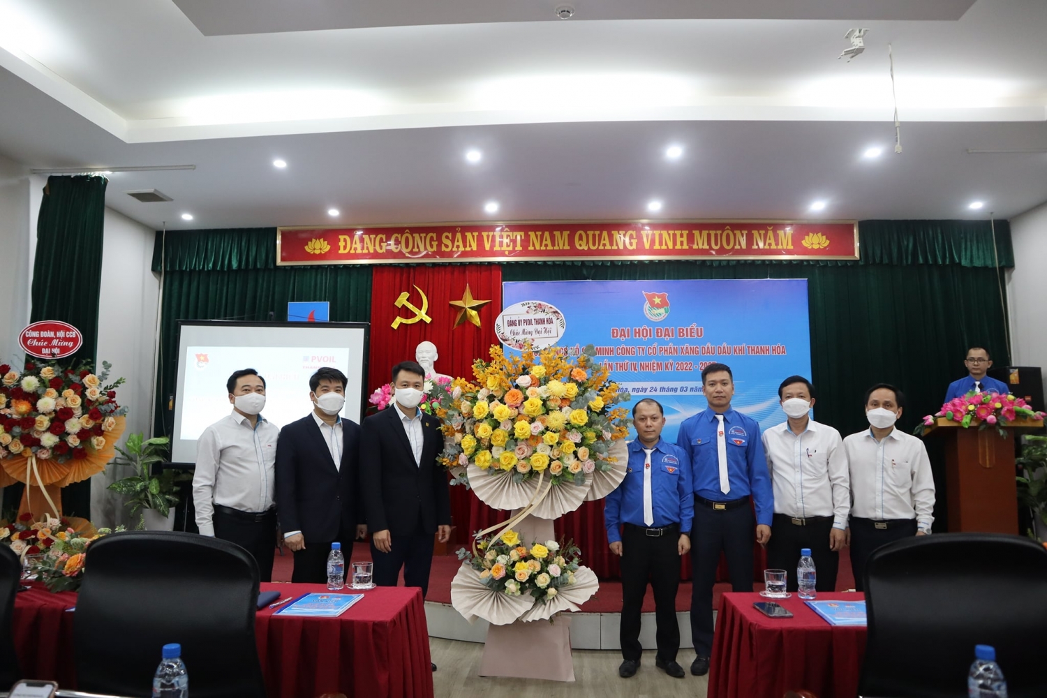 ảng ủy PVOIL Thanh Hóa tặng hoa chúc mừng Đại hội
