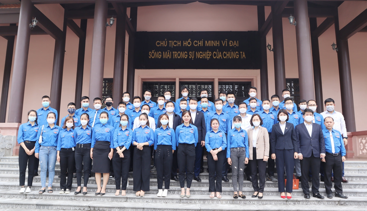 Các đại biểu dâng hương nhà tưởng niệm Bác Hồ