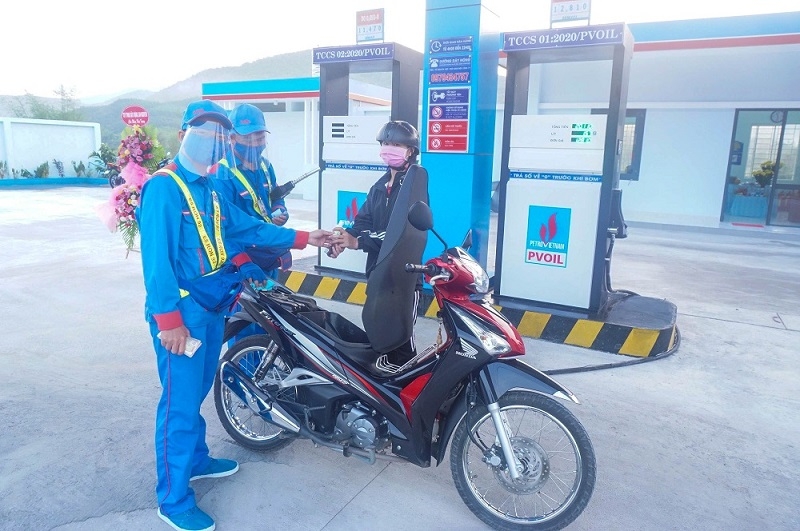 pvoil khai truong 2 cua hang xang dau moi