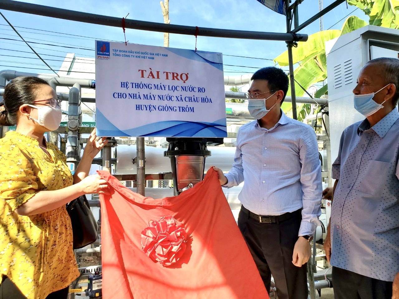 pv gas trao tang 2 he thong loc nuoc cho tinh ben tre