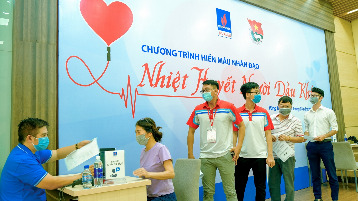Đăng ký hiến máu tại chương trình