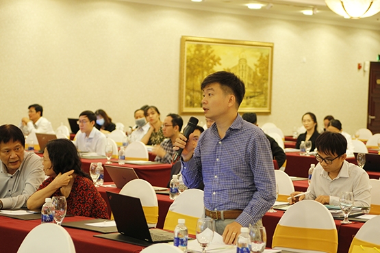 Cổ đông thảo luận tại Đại hội