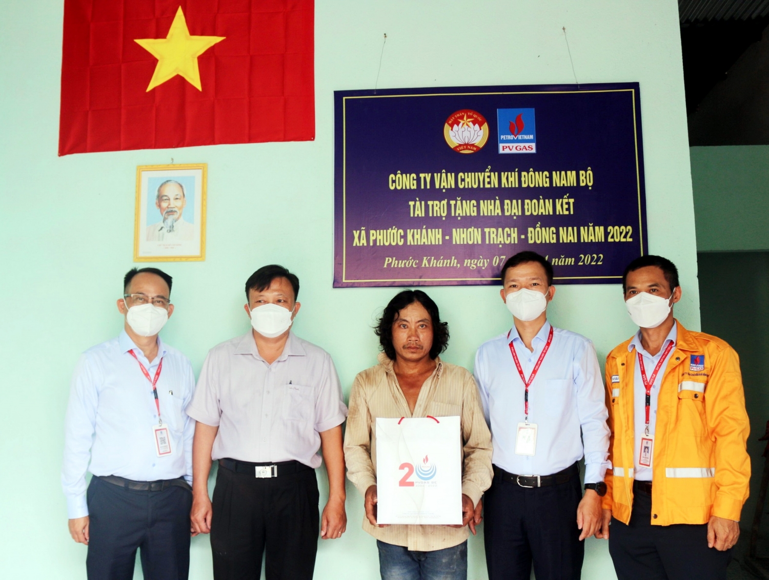 ĐN cũng tặng những phần quà để giúp các gia đình sớm ổn định cuộc sống trong căn nhà mới