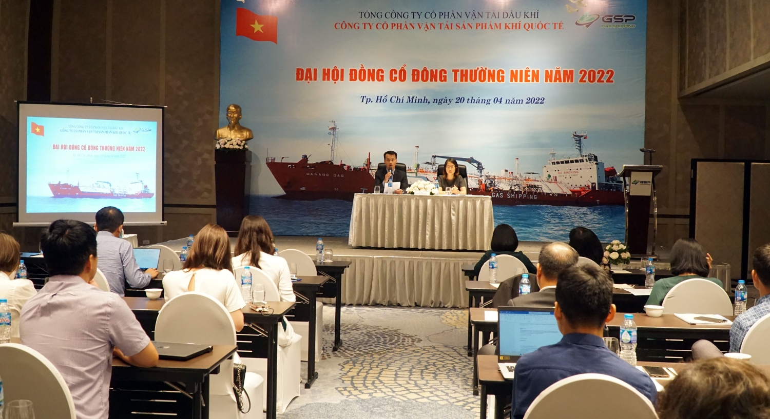 Lãnh đạo Gas Shipping trao đổi, giải đáp các thắc mắc của cổ đông tại Đại hội