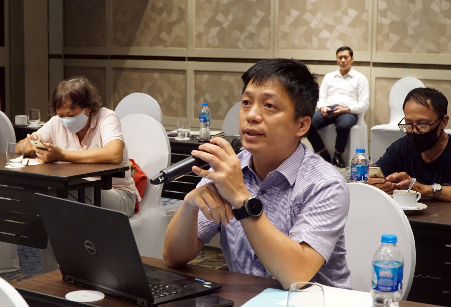 Cổ đông thảo luận tại Đại hội