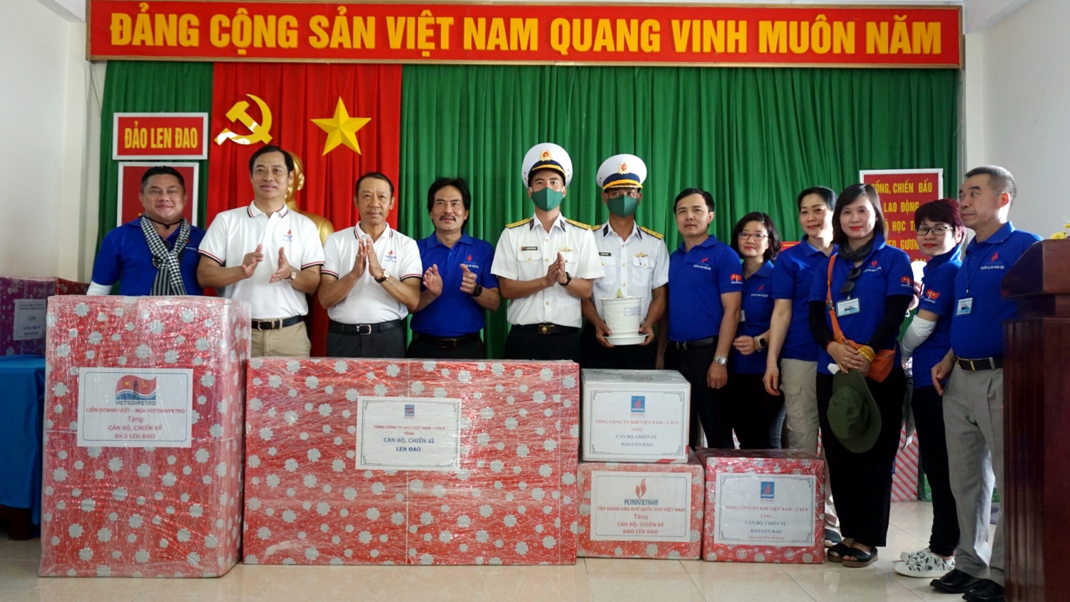 Thăm, tặng quà cho các cán bộ chiến sĩ Trường Sa