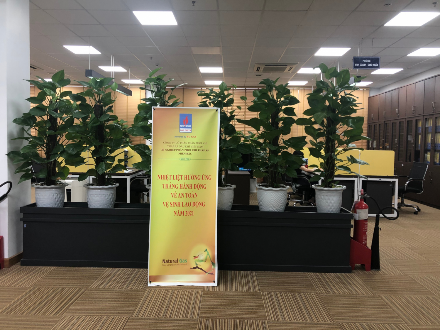 tuyên truyền cổ động tháng hành động ATVSLĐ bằng tranh áp-phích, pa-nô, băng-rôn, cờ phướn tại các đơn vị