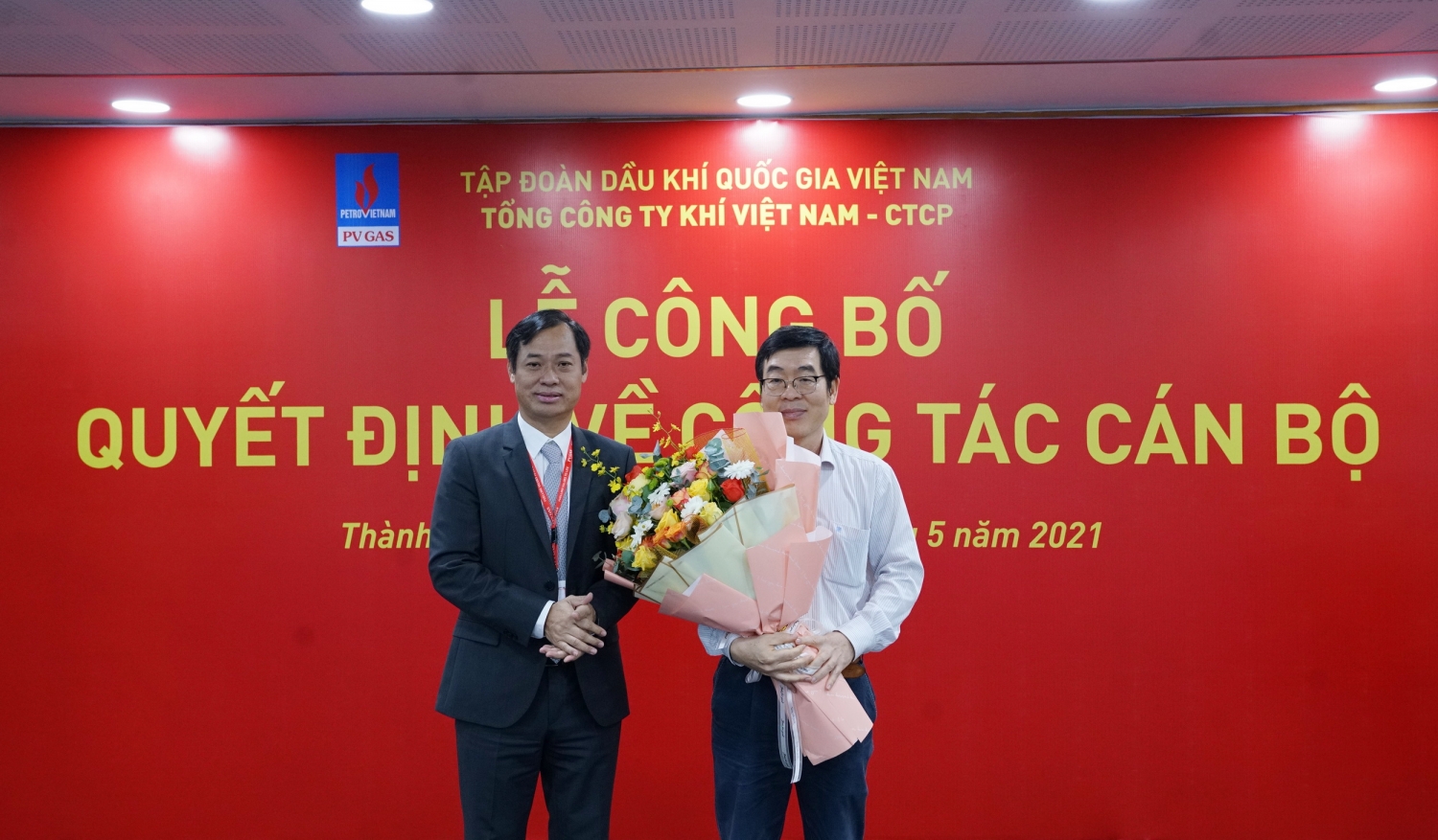 Công đoàn Dầu khí Việt Nam gửi tặng hoa cho đồng chí Nguyễn Văn Hùng, cựu Chủ tịch Công đoàn PV GAS về nghỉ hưu Công đoàn Dầu khí Việt Nam gửi tặng hoa cho đồng chí Nguyễn Văn Hùng, cựu Chủ tịch Công đoàn PV GAS về nghỉ hưu