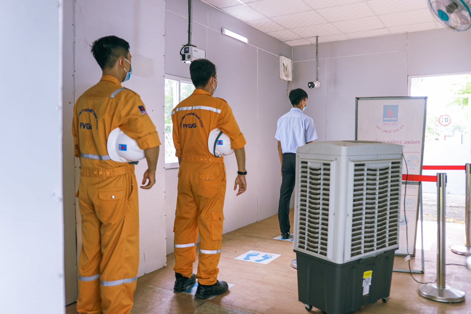 Đo thân nhiệt tự động cho toàn bộ nhân sự trước khi vào cổng Nhà máy.