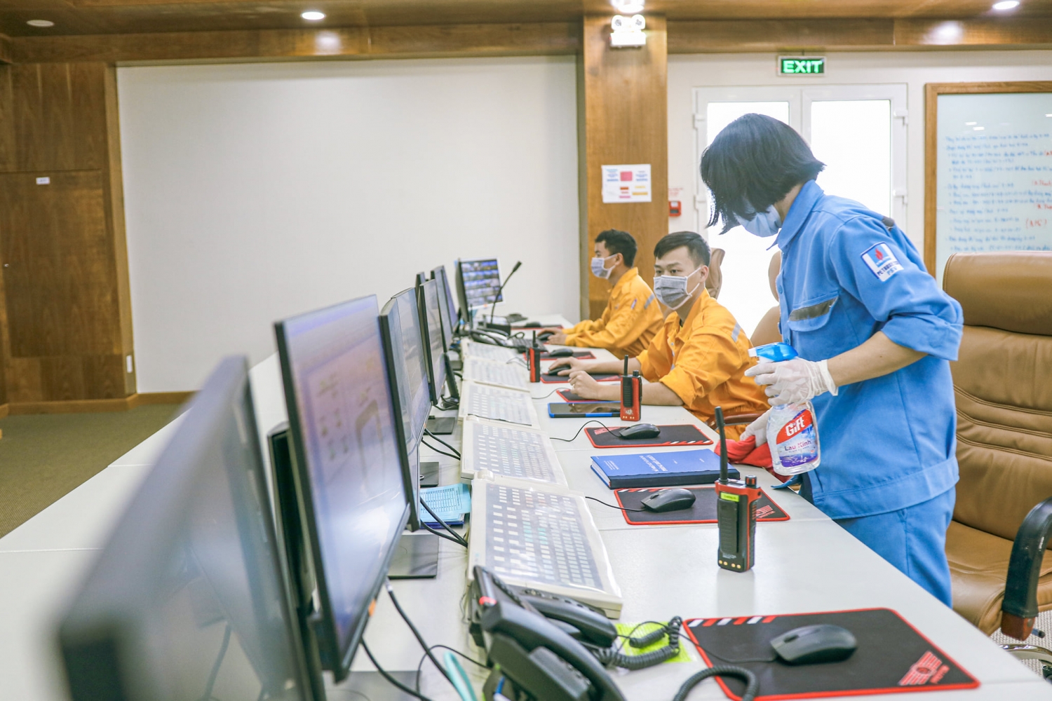 Thường xuyên khử khuẩn khu vực làm việc