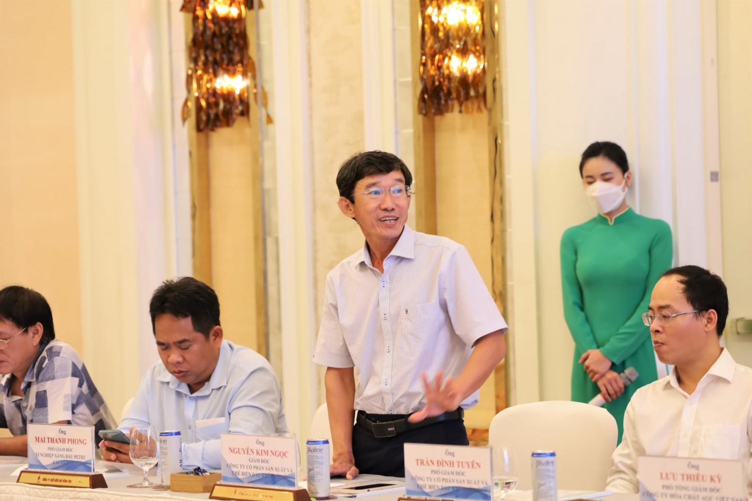 Các khách hàng trao đổi tại Hội nghị