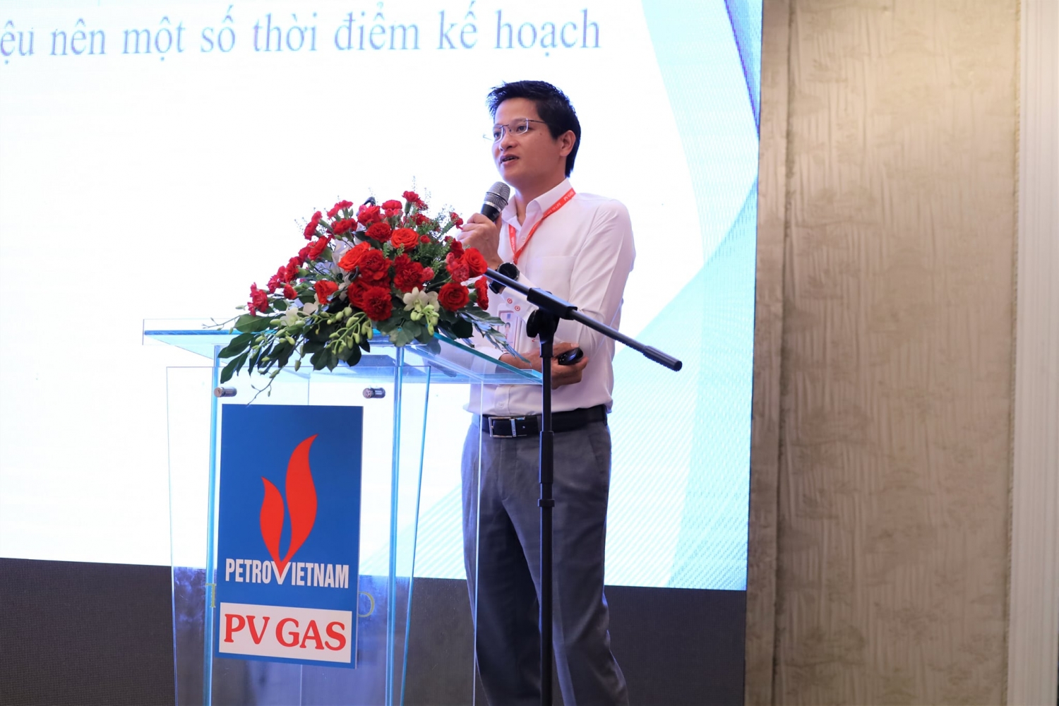ông Phạm Nguyễn Quốc Cường đã trình bày báo cáo 