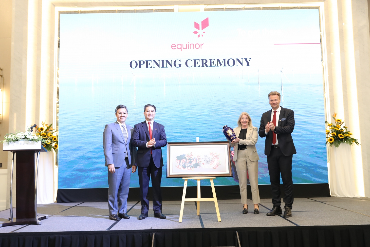 Đại diện PVN và Equinor trao quà lưu niệm