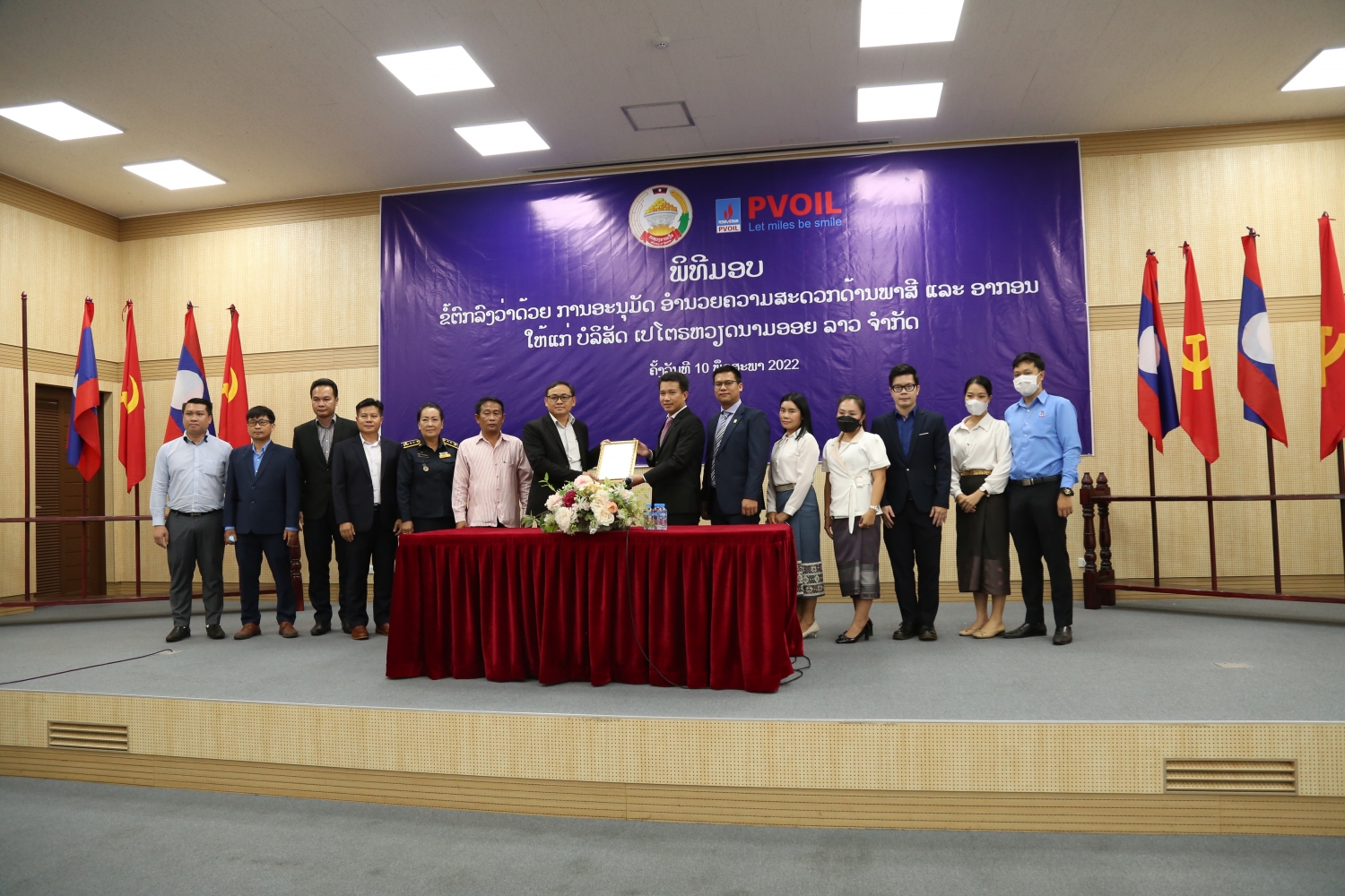 Ông Phaythoun Thienglamai - Cục phó Cục Thuế Lào trao quyết định ưu đãi thuế quan của Bộ Tài chính Lào cho PVOIL Lào