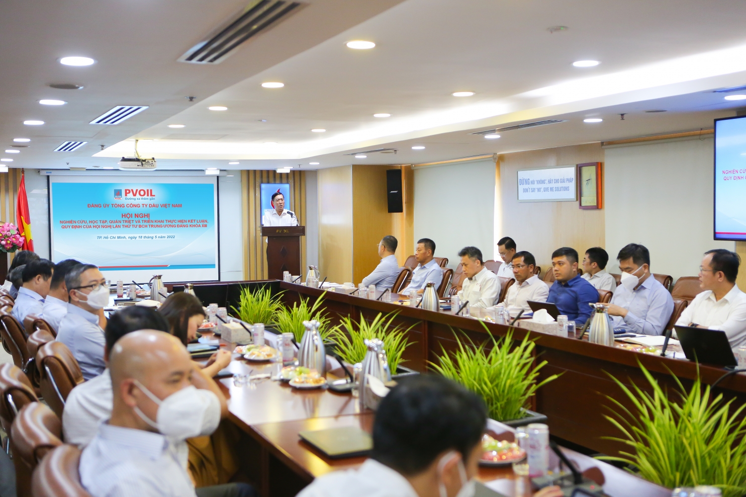 Đ/c Tô Đại Phong – Phó Ban Tuyên giáo Thành ủy TP.HCM trình bày nội dung các Kết luận, Quy định của Hội nghị lần thứ tư Ban Chấp hành Trung ương Đảng khóa XIII