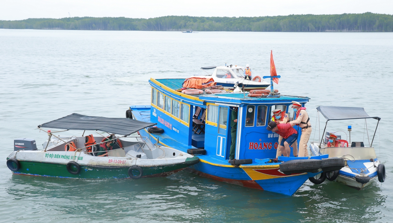 Diễn tập tình huống bắt đối tượng dùng ghe xâm nhập vào cảng để thực hiện hành vi trộm cắp