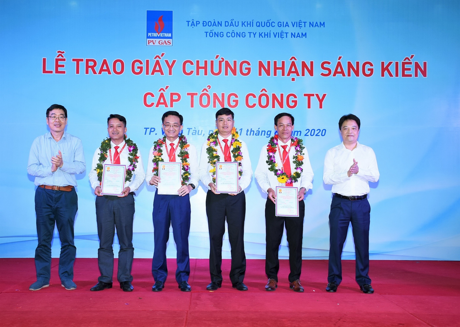 cong ty dvk kdn va kvt trao chung nhan 22 sang kien nam 2019