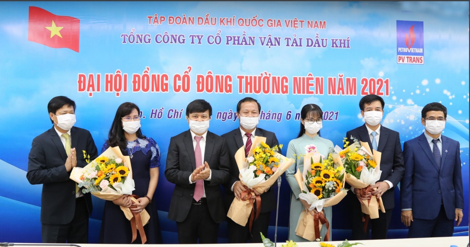 PVTrans tặng hoa tri ân cán bộ miễn nhiệm và chúc mừng Thành viên mới của HĐQT và Ban Kiểm soát PVTrans nhiệm kỳ 2021 - 2026