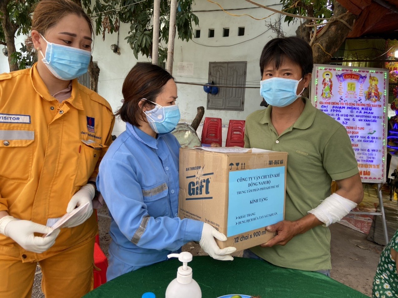 KĐN trao ủng hộ đến gia đình