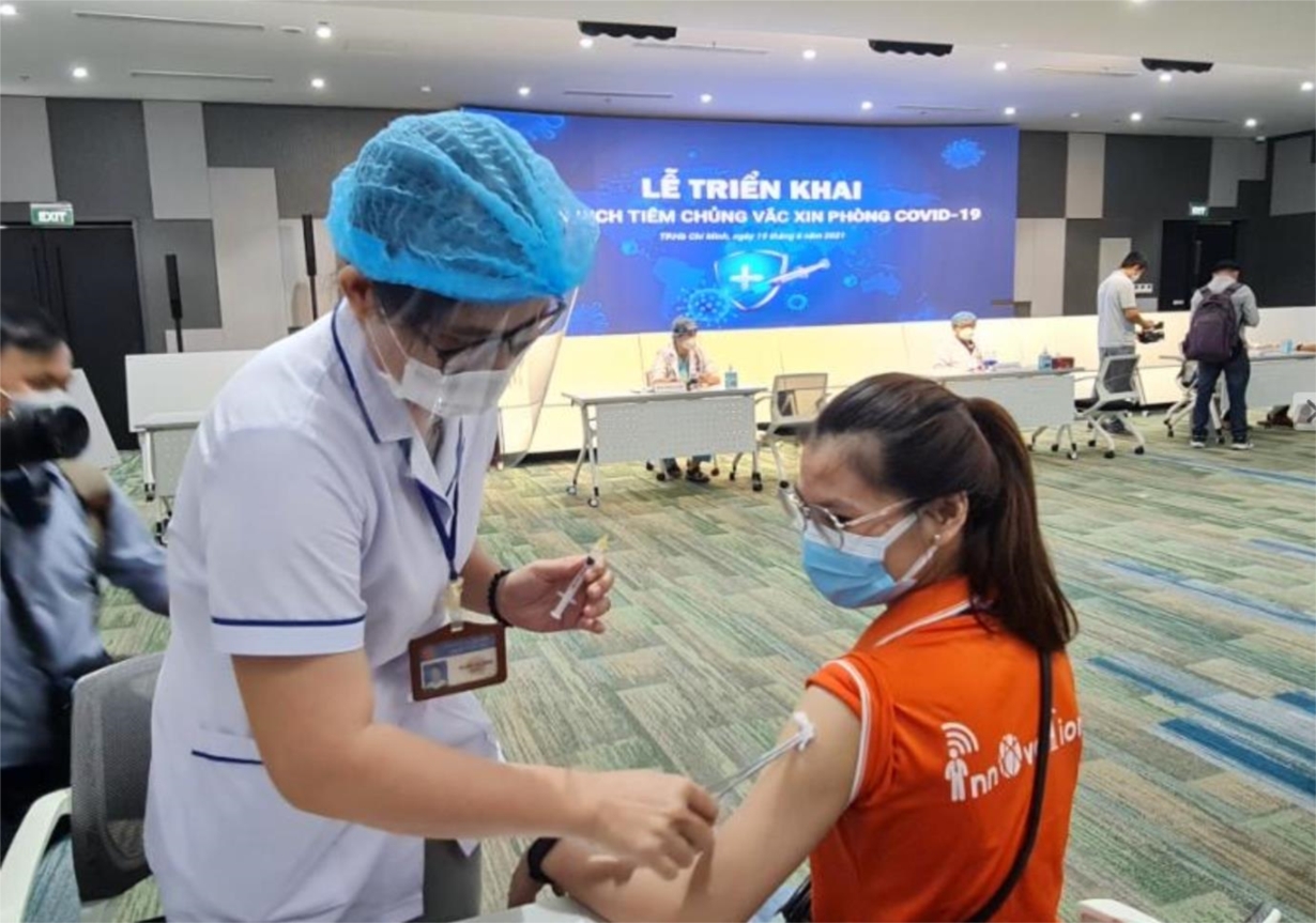 Điều dưỡng tiêm vắc xin cho nhân viên Công ty FPT