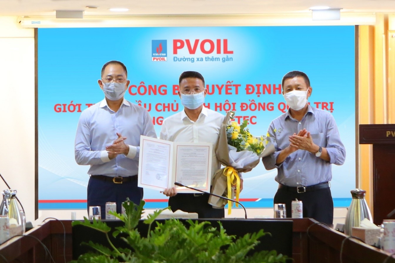 Ông Cao Hoài Dương – Bí thư Đảng ủy, Chủ tịch HĐQT PVOIL (trái) và Ông Đoàn Văn Nhuộm – Tổng Giám đốc PVOIL (phải) trao Quyết định cho ông Nguyễn Tuấn Tú