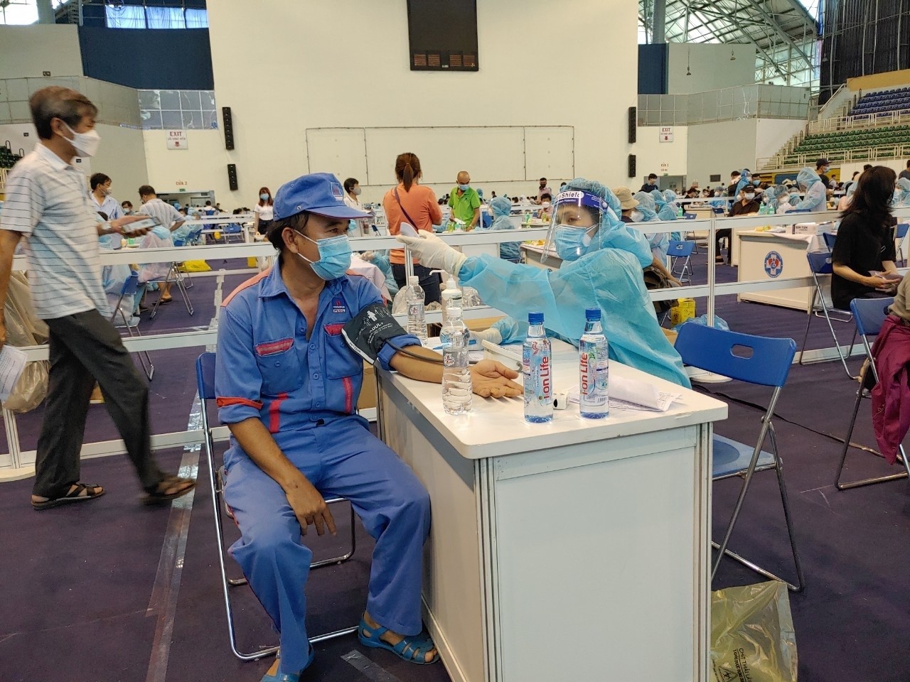 100% CBCNV, người lao động tại khu vực TP HCM được tiêm vắc xin phòng Covid-19