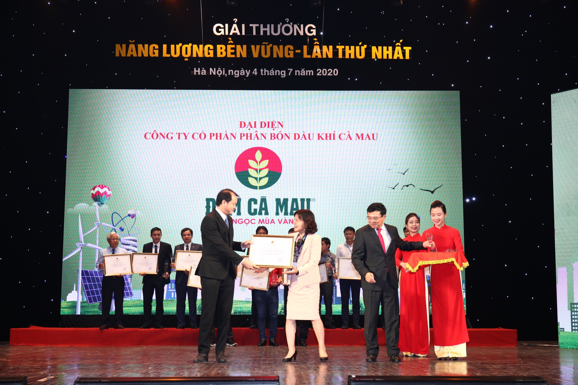 no luc giam tieu hao nang luong giup pvcfc duoc vinh danh