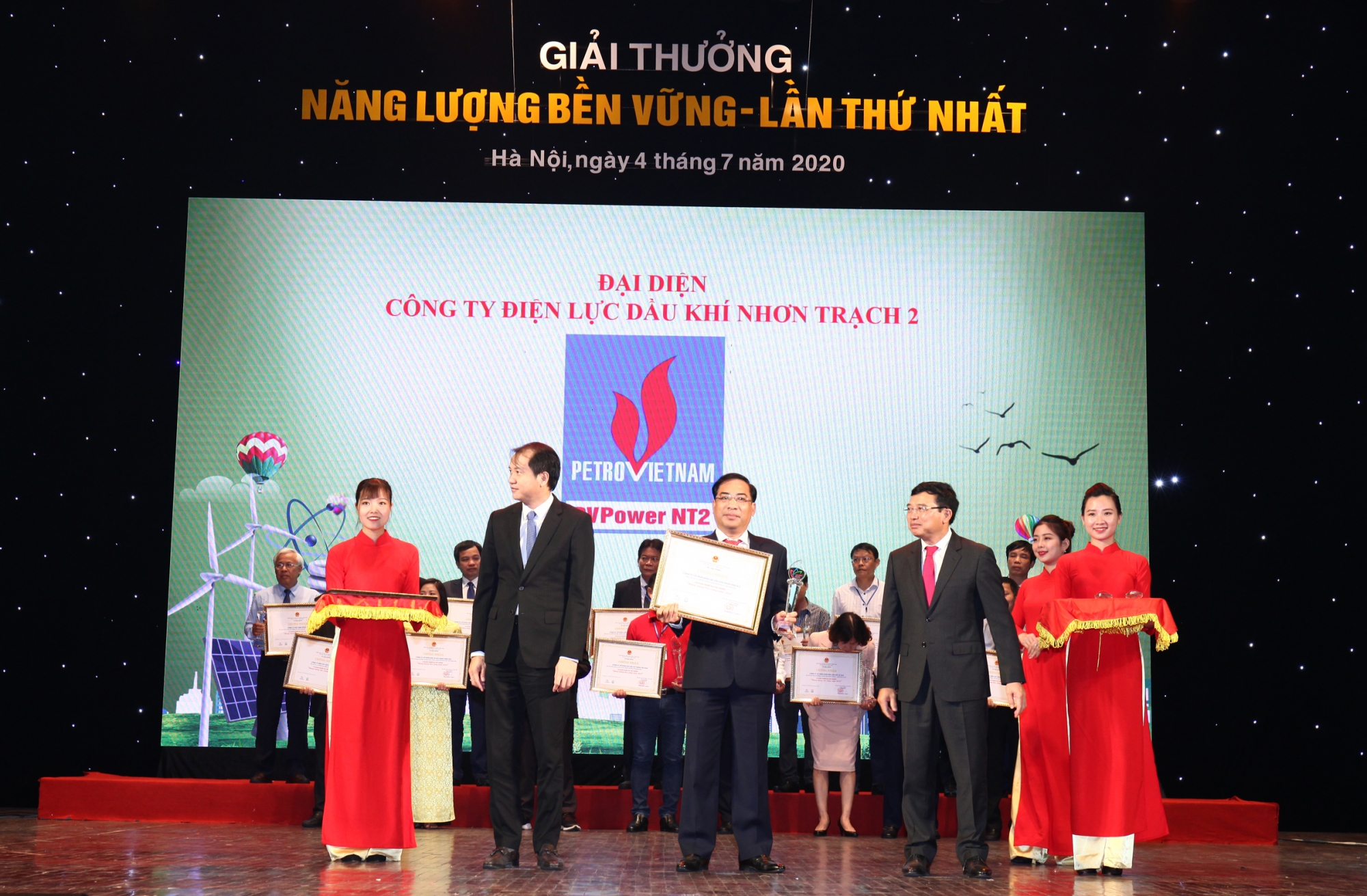 nt2 duoc vinh danh giai thuong nang luong ben vung