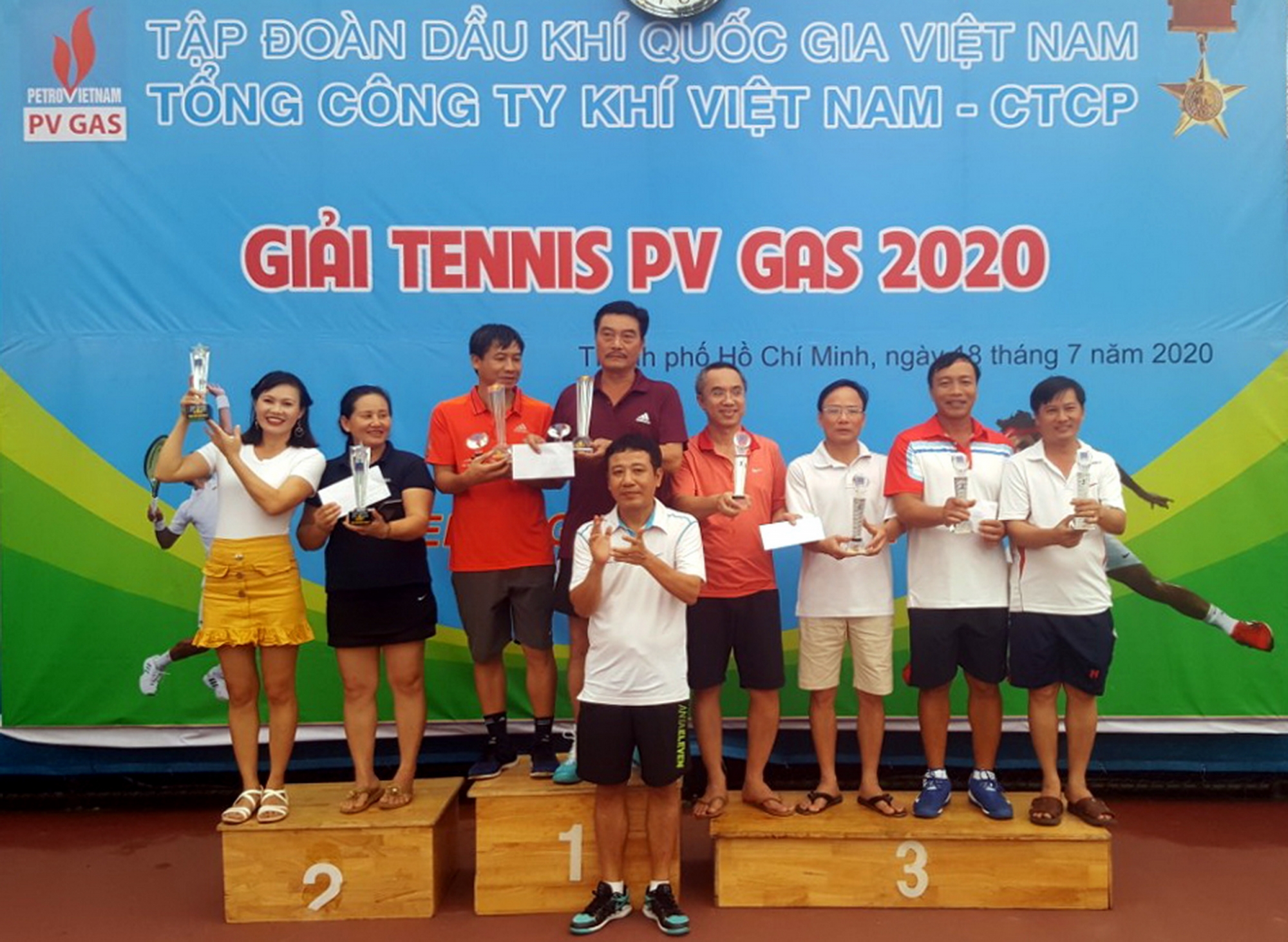 gan 100 van dong vien tham gia giai tennis thuong nien pv gas 2020
