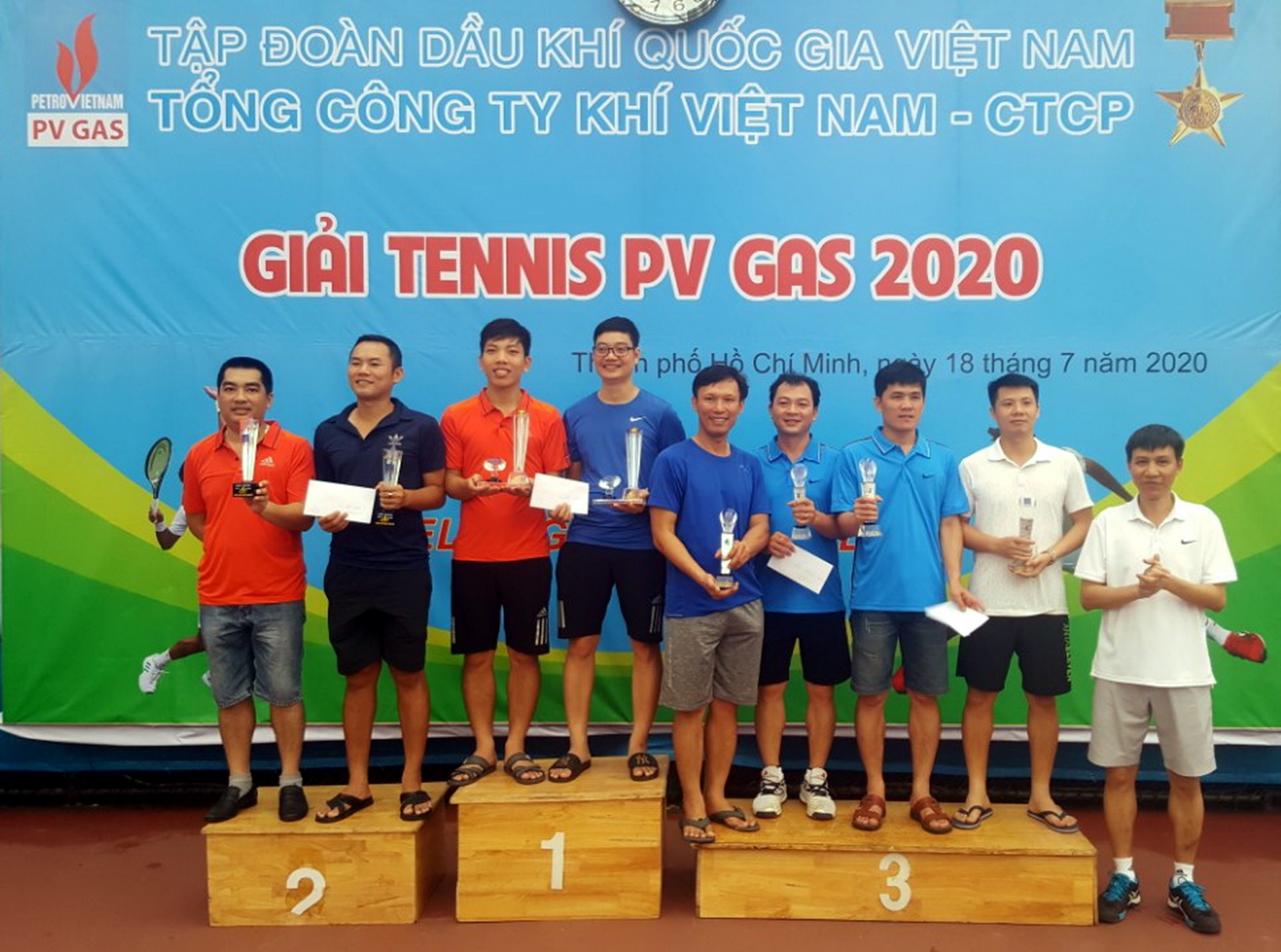 gan 100 van dong vien tham gia giai tennis thuong nien pv gas 2020