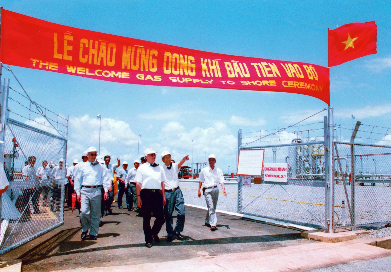 Đón dòng khí đầu tiên vào bờ