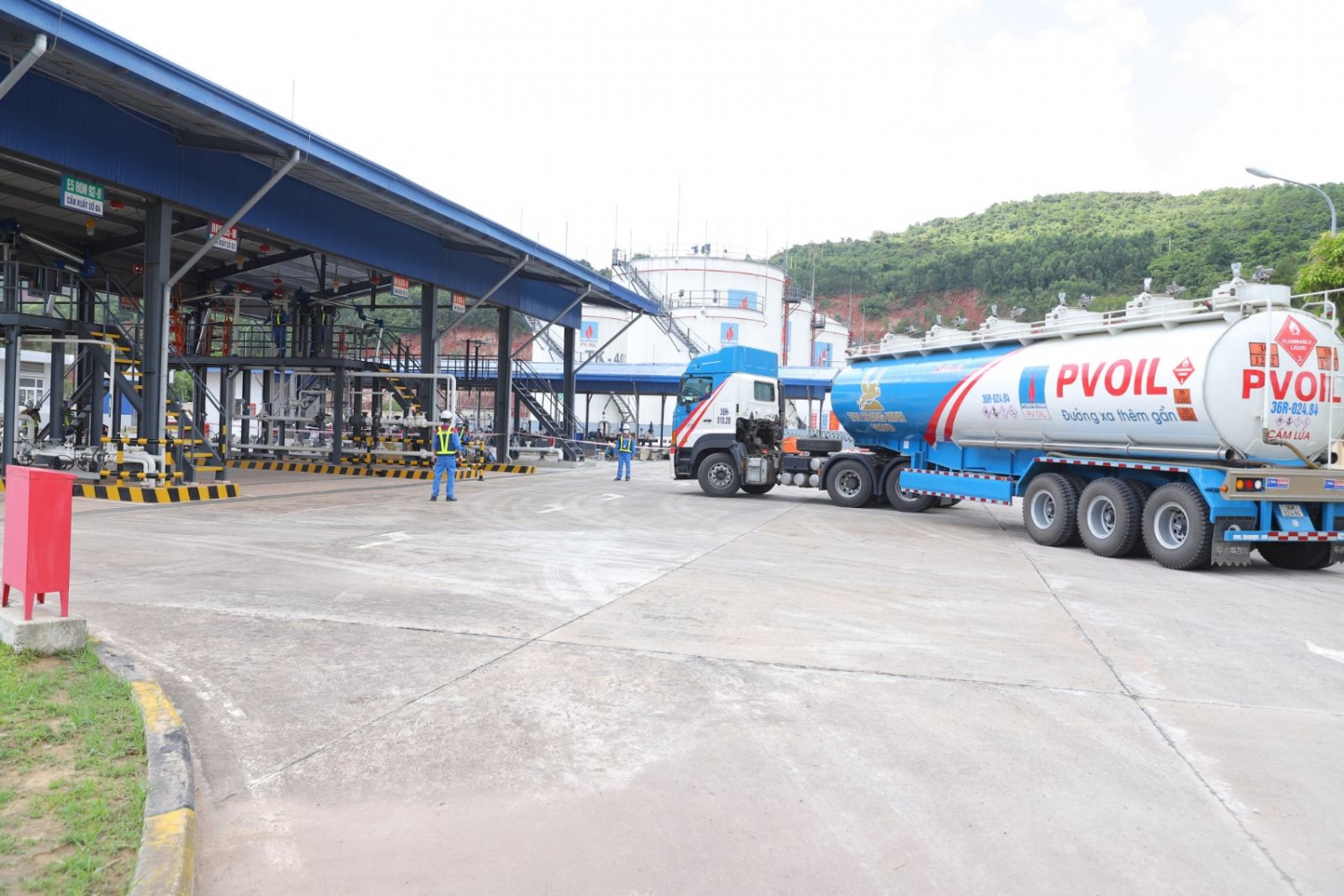 Xe bồn PVOIL vào Kho Nghi Sơn nhận hàng