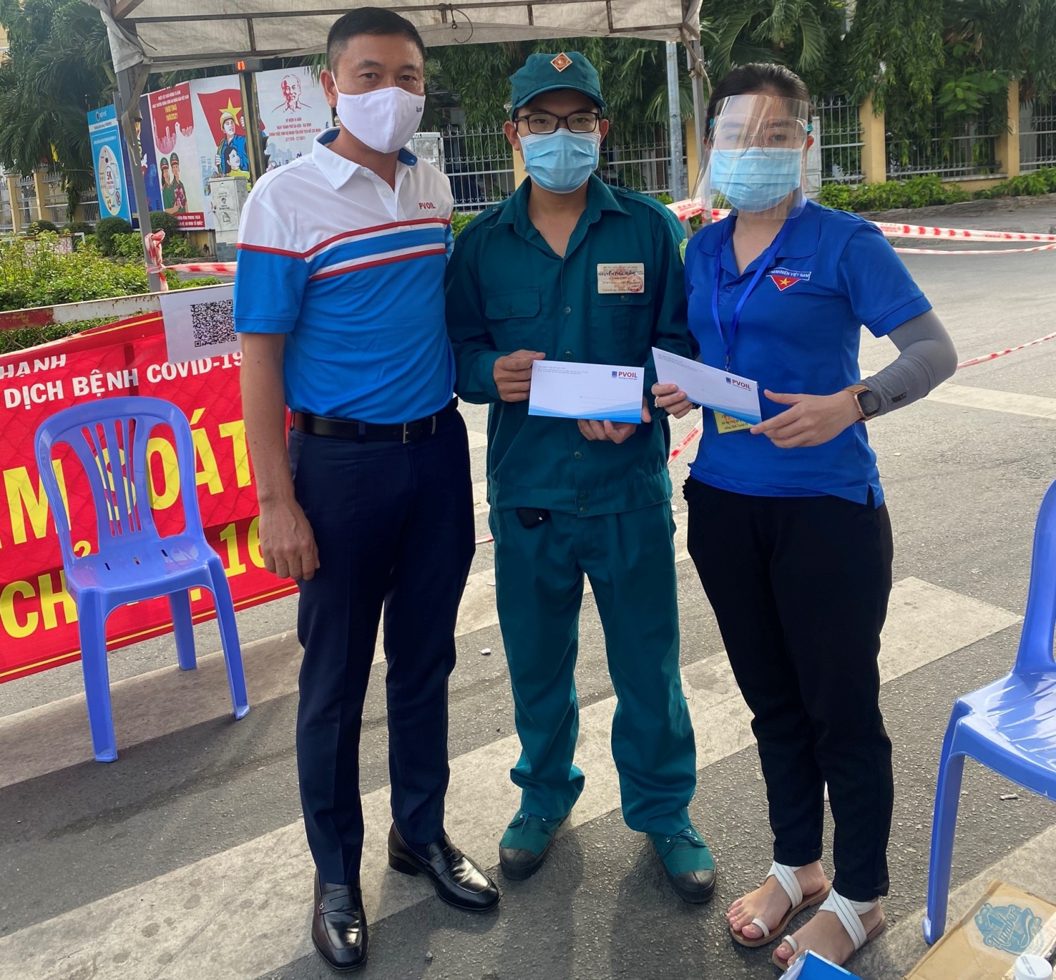 Đại diện PVOIL tặng quà cho các tình nguyện viên đang thực hiện nhiệm vụ tại điểm chốt trực phòng chống Covid-19