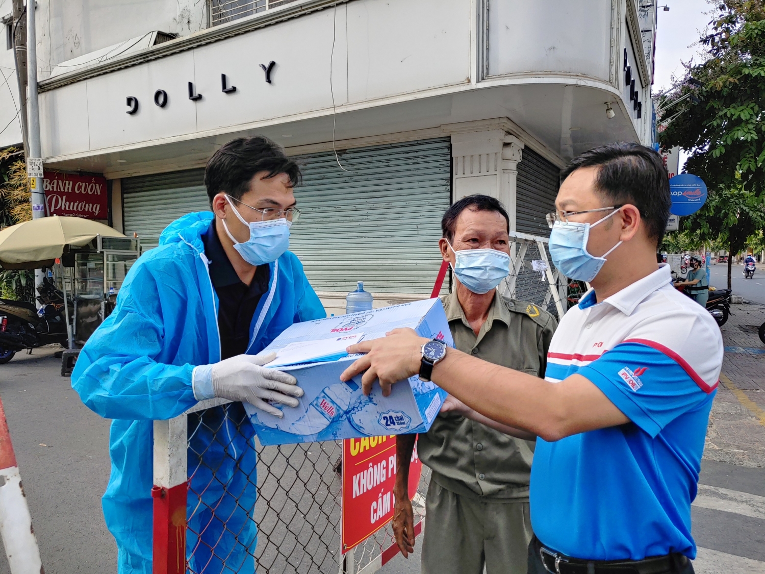 Đại diện PVOIL tặng quà cho các tình nguyện viên đang thực hiện nhiệm vụ tại điểm chốt trực phòng chống Covid-19