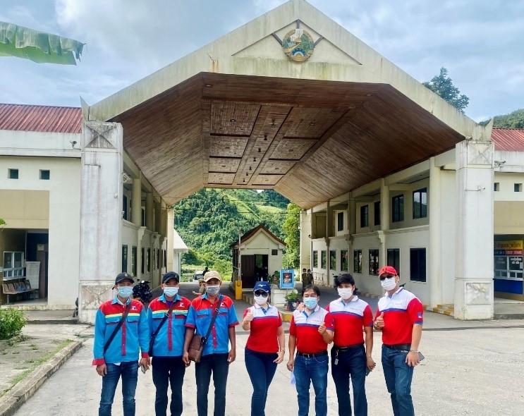 Bà Lê Thanh Thuỷ - Giám đốc PVOIL Lào cùng nhóm vận hành chuẩn bị đón xe dầu đầu tiên tại cửa khẩu quốc tế Nậm Cắn