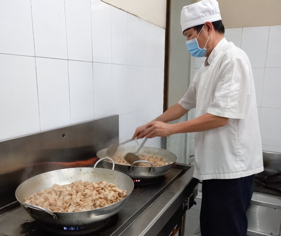 Đầu bếp PVOIL đang chuẩn bị các suất ăn