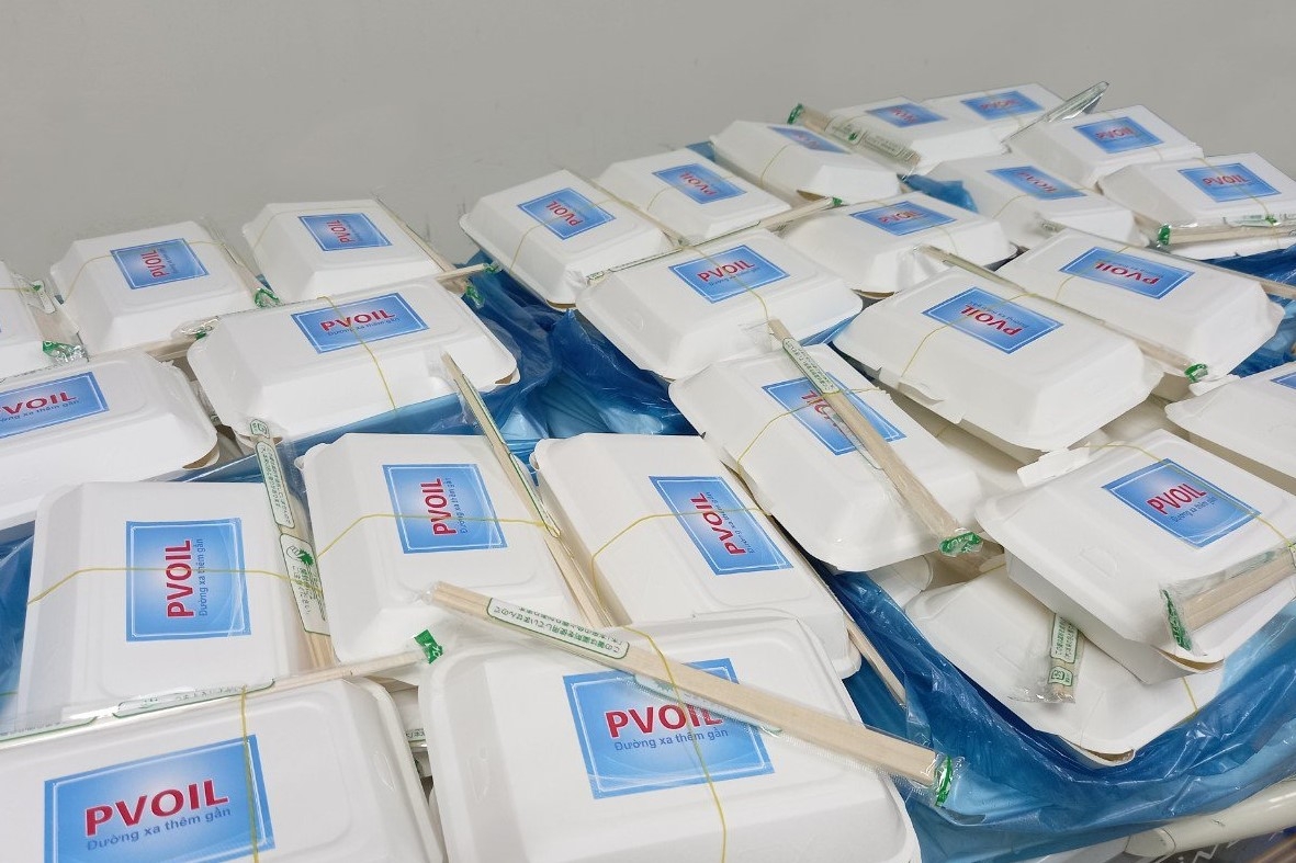 Các suất cơm PVOIL sẵn sàng đến với bà con