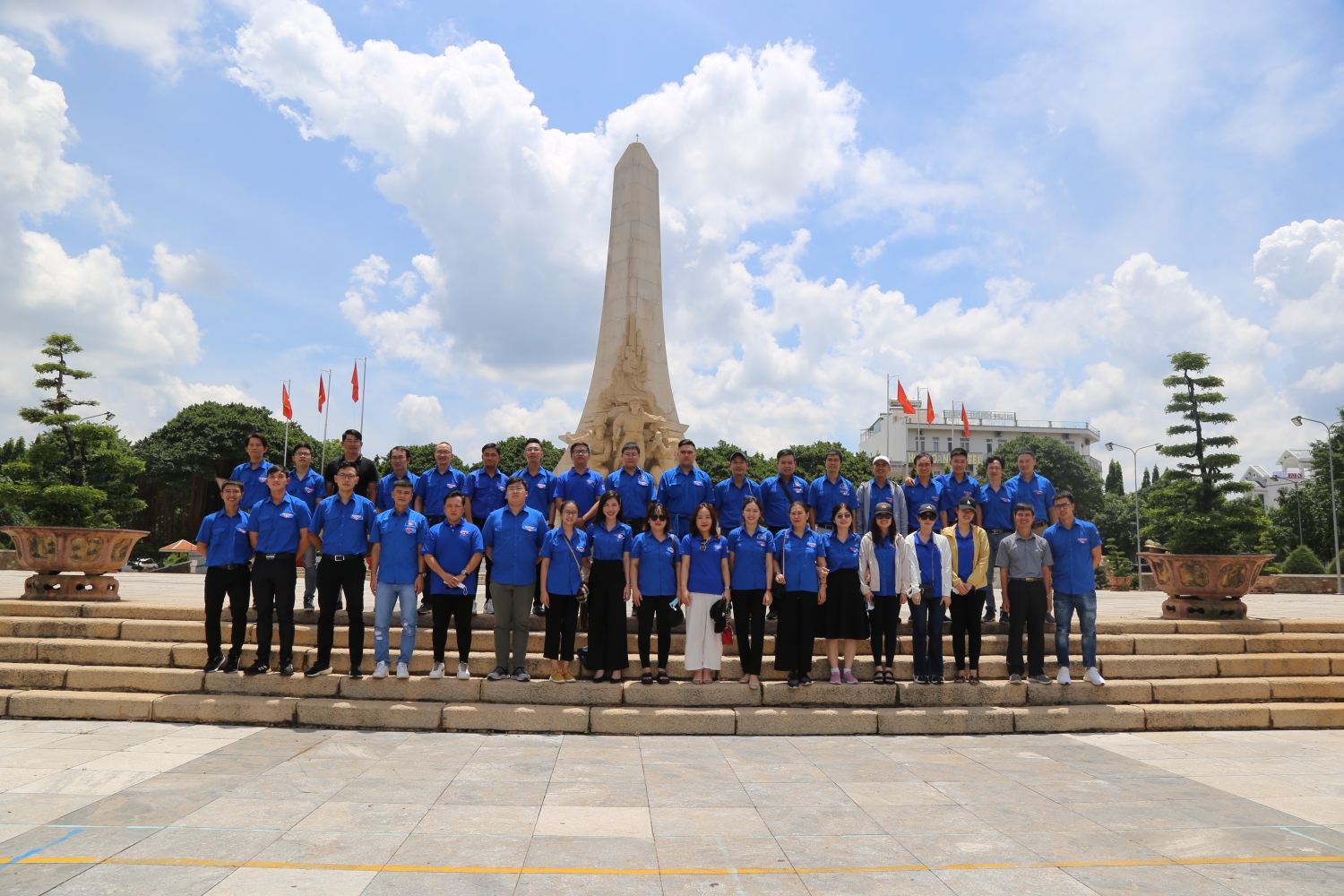 thăm Tượng đài chiến thắng Đồng Xoài 