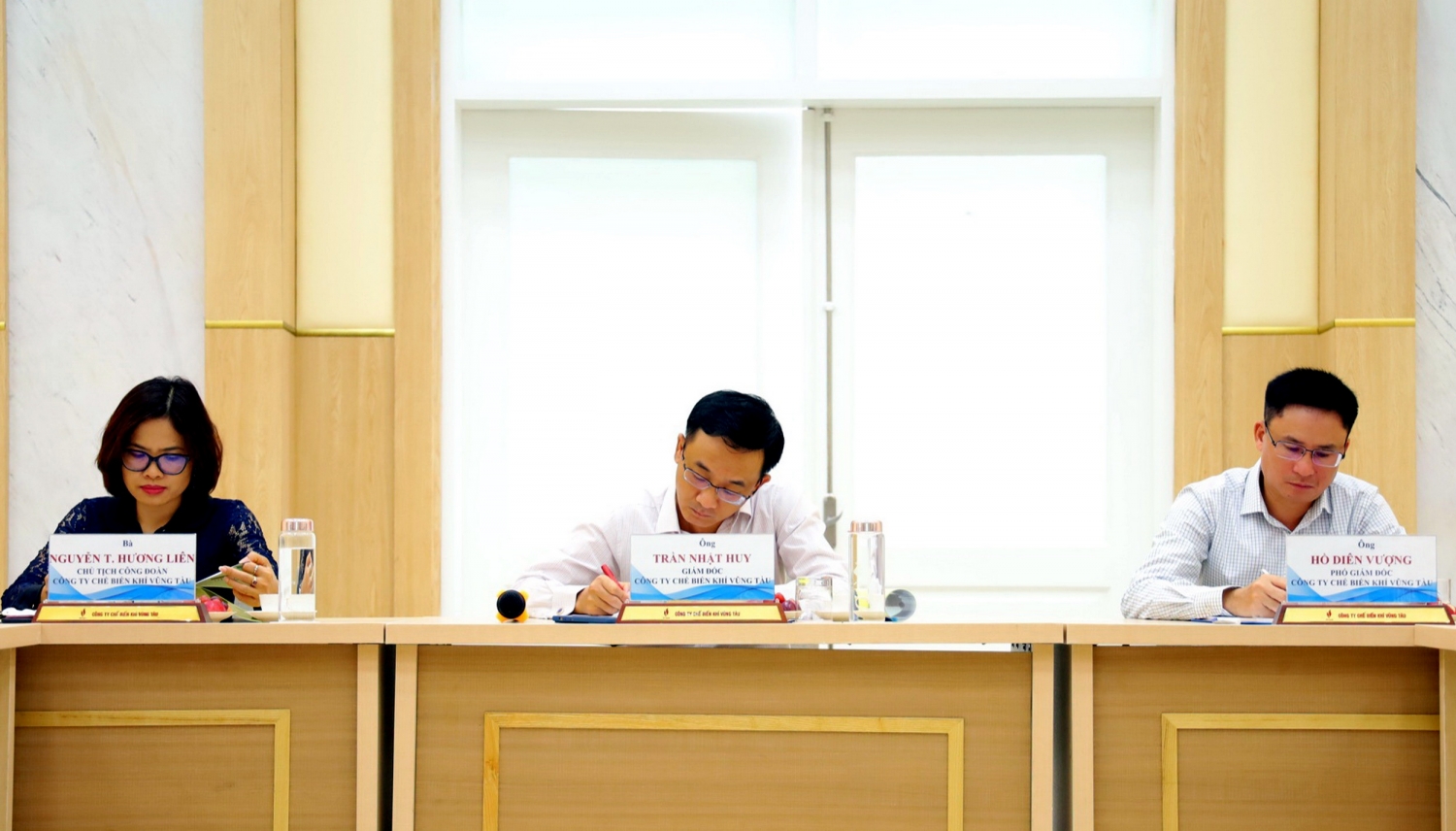 Ban Lãnh đạo KVT ghi nhận các ý kiến đóng góp của NLĐ   