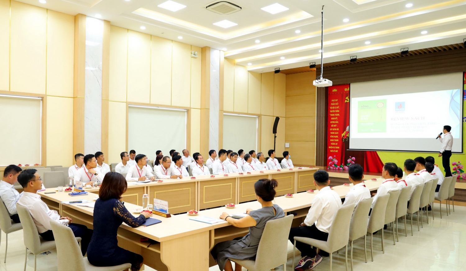 Buổi làm việc đối thoại định kỳ với toàn thể CBCNV Nhà máy Xử lý khí Dinh Cố