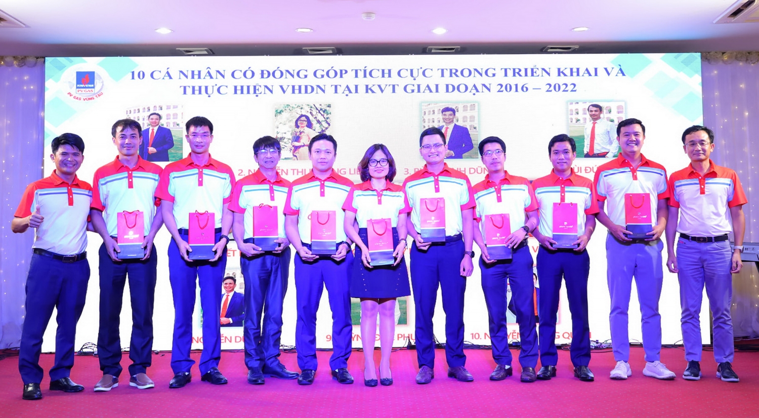 Khen thưởng các cá nhân có thành tích xuất sắc trong việc triển khai Văn hóa KVT giai đoạn 2016-2022