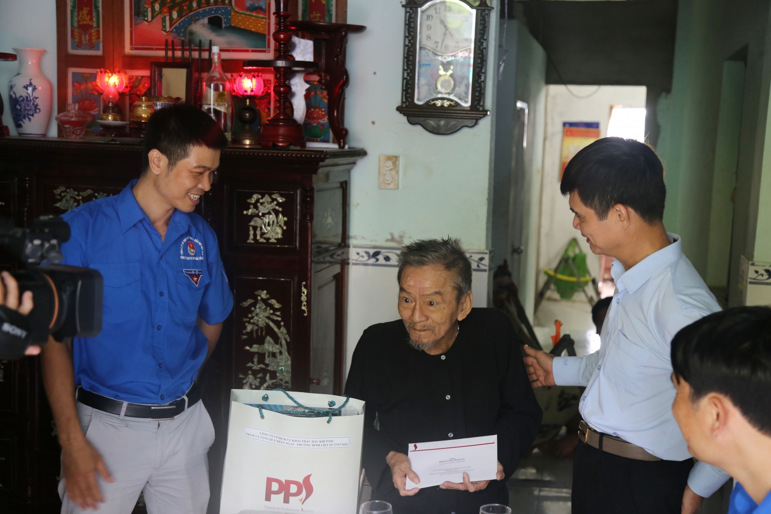 Thăm hỏi, tặng quà cho gia đình chính sách